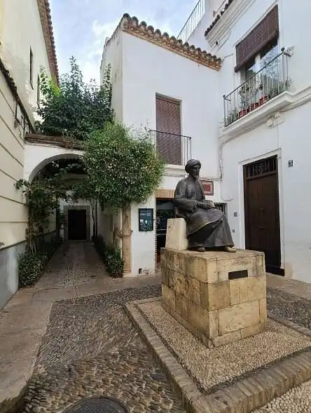 Estatua de Maimónides Estatua de Maimónides