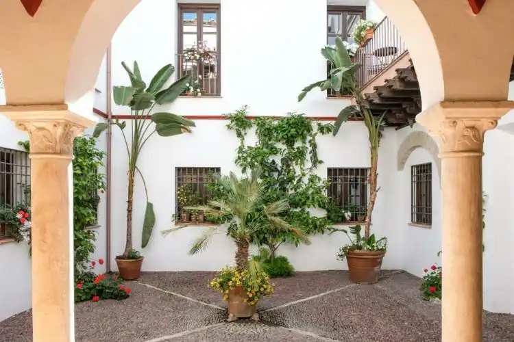 Patio típico en la Judería de Córdoba Patio típico en la Judería de Córdoba